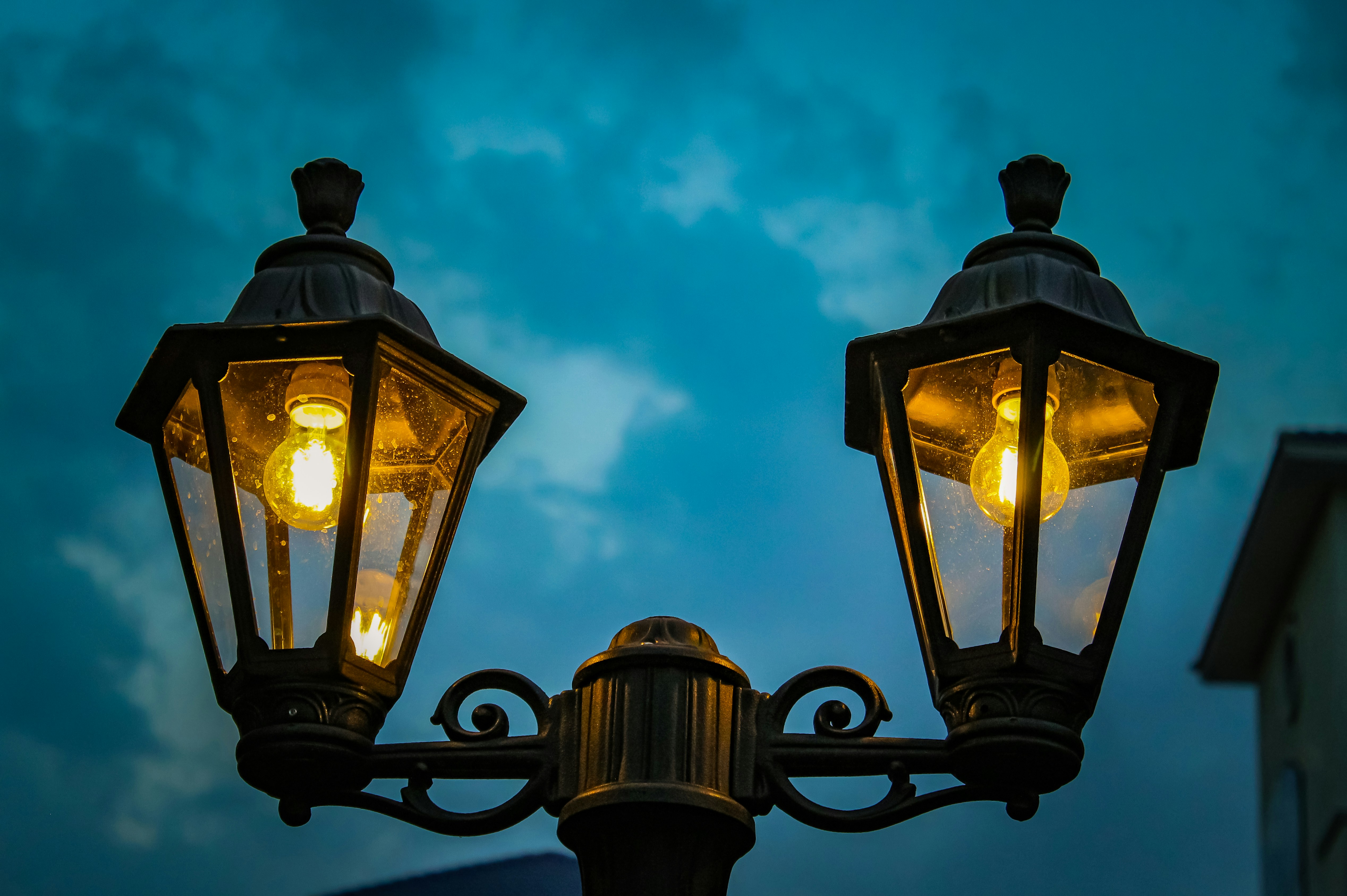 black and yellow street lamp